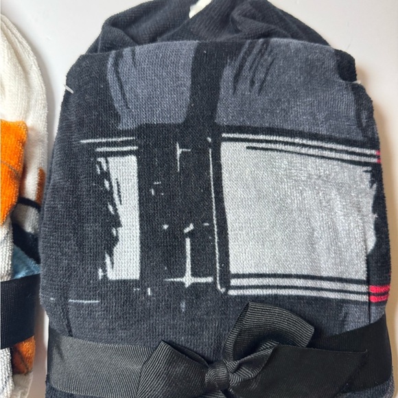 2 Star Wars Hooded Poncho 22” x 22” - Picture 6 of 8